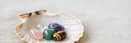 Cómo recargar tus piedras con una concha de vieira